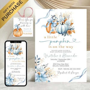 Könnte beinhalten: Babyparty-Einladung mit einem Aquarelldesign mit Kürbissen, blauen Schleifen und floralen Akzenten. Der Text lautet "a little pumpkin is on the way" und enthält Eventdetails. Ein Geschenkanhänger mit einem Kürbis-Design ist ebenfalls enthalten.