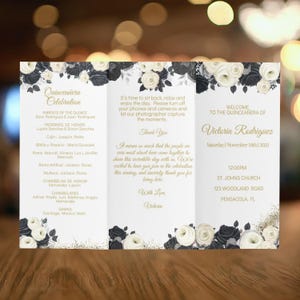 Könnte beinhalten: Eine dreifach gefaltete Quinceañera-Einladung mit einem Blumendesign aus schwarzen und weißen Rosen. Die Einladung enthält Veranstaltungsdetails, Namen und eine Dankesbotschaft. Der Text ist in Gold gehalten.