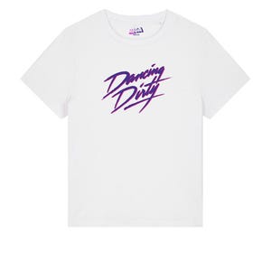 Könnte beinhalten: Weißes T-Shirt mit dem Text "Dancing Dirty" in einem lila und blauen Schriftzug. Das Shirt hat einen Rundhalsausschnitt und kurze Ärmel. Der Markenname "MEGA" ist über dem Text aufgedruckt.