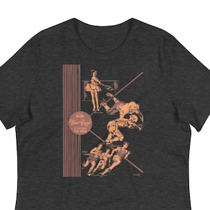 Puede incluir: Una camiseta gris oscuro jaspeada con una ilustración vintage de atletas practicando deportes. La ilustración está en tonos rosados y presenta a una mujer con uniforme, un jugador de fútbol y tres corredores. El texto "It's the West Coast" está impreso en un círculo con una estrella en el centro. El texto "It's how you know the game" está impreso debajo del círculo. El texto "B-12" está impreso en la esquina inferior derecha.