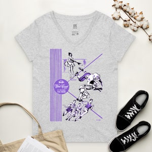 Puede incluir: Camiseta gris de cuello en V con un estampado gráfico morado de una animadora, jugadores de fútbol americano y corredores. El gráfico incluye el texto "It's the West Coast If You Know You Know".