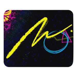Può includere: Uno sfondo nero con un fulmine giallo, un cerchio blu e un triangolo rosa. Lo sfondo è coperto da piccoli punti bianchi.