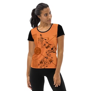 Puede incluir: Una camiseta deportiva negra y naranja con una ilustración vintage de atletas y bailarines. La camiseta tiene un cuello y mangas negras.