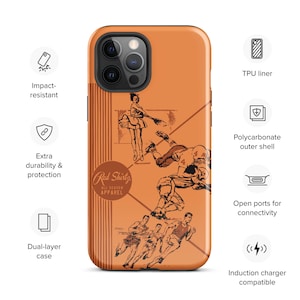 Puede incluir: Carcasa de teléfono naranja con un diseño retro que presenta a un grupo de personas jugando deportes. La carcasa tiene un diseño de doble capa para mayor durabilidad y protección. Es compatible con la carga inalámbrica.