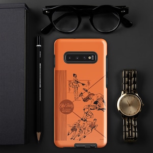 Puede incluir: Funda de teléfono naranja con una ilustración en blanco y negro de jugadores de fútbol americano y una bailarina. La funda tiene el texto "Red Shirts All Season Apparel". Un reloj dorado, gafas negras y un lápiz también están en la imagen.