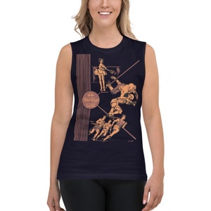 Puede incluir: Una camiseta sin mangas de color azul marino con una ilustración vintage de atletas practicando deportes. La ilustración está en tonos marrones e incluye el texto "It's a Wild West 27 Teams You Know You Know".