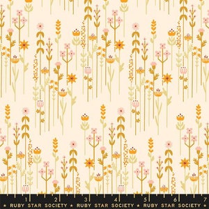 Op de afbeelding: Een witte stof met een herhalend patroon van gele en roze gestileerde bloemen. De bloemen zijn gerangschikt in verticale rijen en zijn zwart omlijnd. De stof heeft een subtiele textuur.