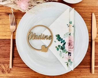 Marque-places magnétiques noms de table de mariage avec coeur découpé au laser cadeau d'invité en bois noms d'invités de mariage nom personnalisé signe de nom