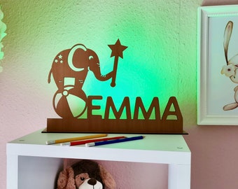 Etiqueta de nombre elefante hecho de madera con LED