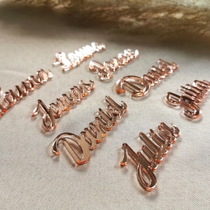 Naamplaatje, trouwkaart, gastencadeau, gouden naamkaartjes, communie, doop, huwelijksdecoratie, tafeldecoratie, belettering, zilver, goud