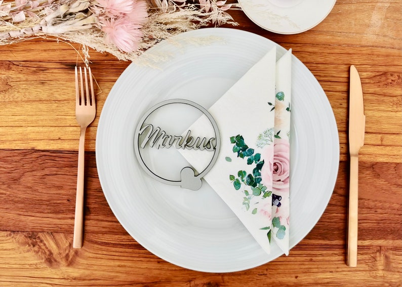 Cartes de place magnétiques noms de table de mariage avec coeur découpé au laser dans un cadeau d'invité en bois noms d'invités de mariage plaque de nom personnalisée Argent