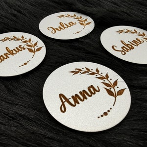 Etiquetas de nombre de regalo para invitados, imanes de boda, tarjetas de lugar, tarjetas de lugar para boda, bautismo, comunión, confirmación, decoración de mesa de boda imagen 1