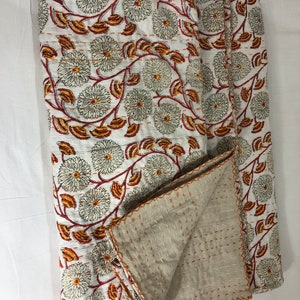 Couette imprimée orange Kantha Couverture indienne florale avec blocs de blocs de main Couette en coton Couvre-lit jeté Kantha Queen
