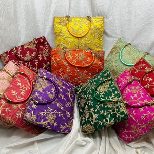 Lote de 20 a 100 piezas de bolsos de mano bordados hechos a mano de la India para mujer, bolso Potli, bolsa con cordón, regalo de boda para invitados, envío gratuito