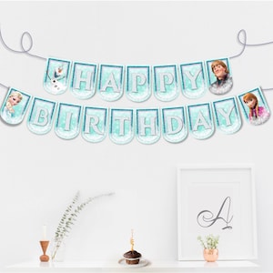 Puede incluir: Una pancarta azul y blanca con las palabras "Feliz cumplea&ntilde;os" e im&aacute;genes de personajes de la pel&iacute;cula Frozen. La pancarta est&aacute; colgada en una pared blanca.