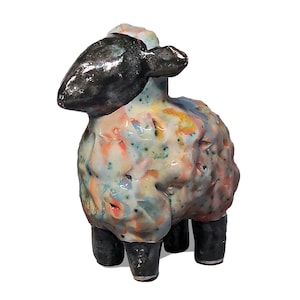 Oveja - Pequeña figura de cerámica realizada con la técnica de la mayólica, Oveja de montaña, cordero pequeño. Belén navideño - figuras de animales