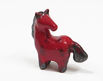 STATUE ELEPHANT EN RESINE ROUGE ET OR - 219,00 STATUE ELEPHANT EN RESINE ROUGE ET OR - 219,00