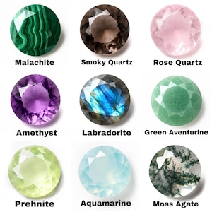 Puede incluir: Una colección de nueve piedras preciosas redondas facetadas dispuestas en una cuadrícula, etiquetadas como Malachite, Smoky Quartz, Rose Quartz, Amethyst, Labradorite, Green Aventurine, Prehnite, Aquamarine y Moss Agate, mostrando colores.
