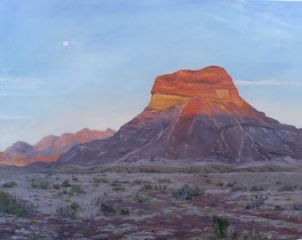 Puede incluir: Una pintura de una gran formación rocosa roja en un paisaje desértico. La roca está iluminada por el sol poniente, proyectando un cálido resplandor en su superficie. El cielo es de un azul pálido con una pequeña luna blanca visible en la esquina superior izquierda.