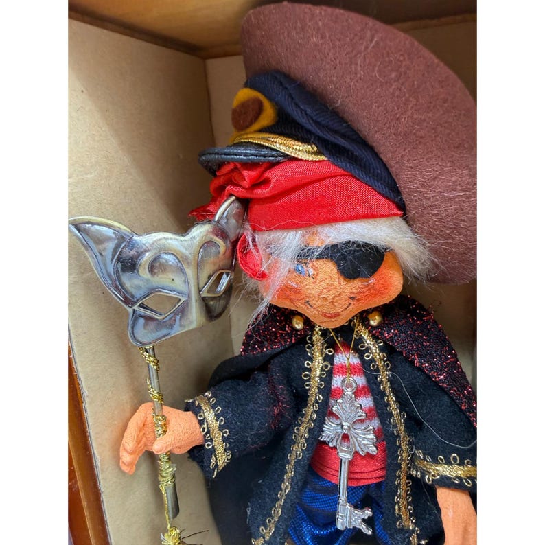 Annalee Thimbles Stitch Halloween Pirate Elf Doll 2002 Wood Box Masquerade Mask Bild 3