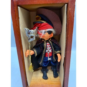 Annalee Thimbles Stitch Halloween Pirate Elf Doll 2002 Wood Box Masquerade Mask Bild 2