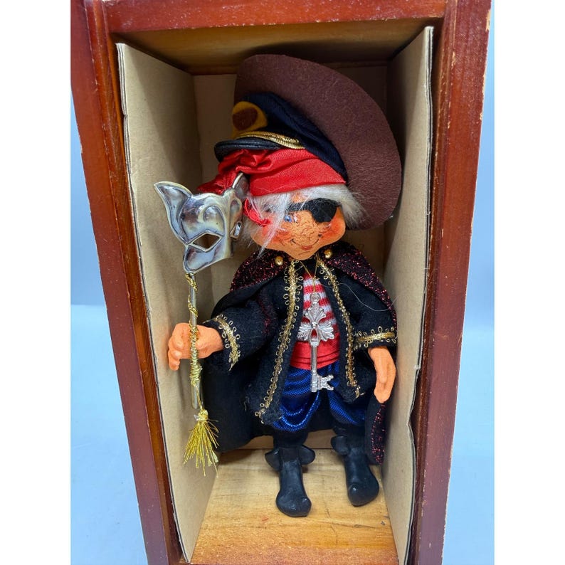 Annalee Thimbles Stitch Halloween Pirate Elf Doll 2002 Wood Box Masquerade Mask Bild 2