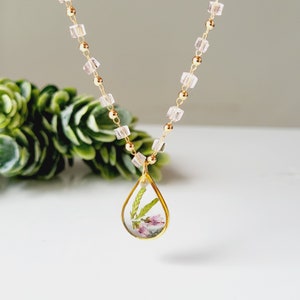 Mini Heather teardrop necklace, pink beaded choker real flower necklace pendant, y2k flower arrangement blush pink beaded chain Bild 7