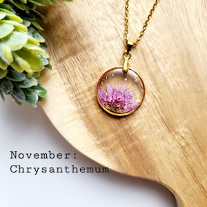 Collar con flores de nacimiento de noviembre, crisantemos, collar artesanal con flores naturales del mes de nacimiento, colgante personalizado de resina prensada.