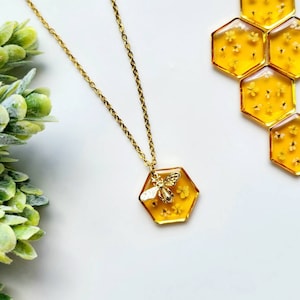 Gold honey bee necklace, real flower bee hexagon pendant, honeycomb floral gift idea for nature lover, dainty geometric daily jewelry