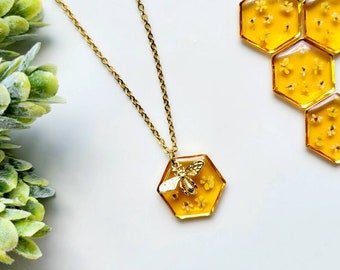 Gold honey bee necklace, real flower bee hexagon pendant, honeycomb floral gift idea for nature lover, dainty geometric daily jewelry