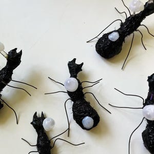 Spilla di formica Cordyceps: insetto fungino luminescente ispirato a The Last of Us