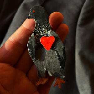 Pomba do amor com um coração – Broche de papelão feito à mão exclusivo