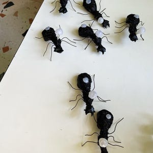 Scultura di formica fungina: insetto Cordyceps luminescente ispirato a The Last of Us