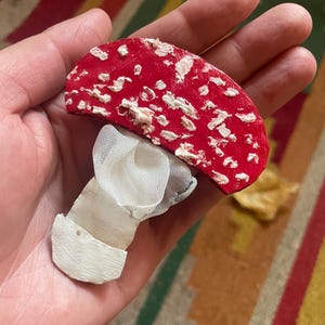 Broche de hongo hecho a mano: broche de cartón ecológico con inscripción de talismán protector ucraniano