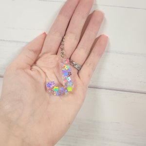 Llavero inicial, llavero con letra de resina, encanto de mochila para niños, llavero inicial, regalo de despedida de soltera, regalo de equipo, regalo de maestro