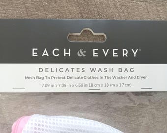 Laundry Delicates Mesh Bag. White with Pink Trim. New.