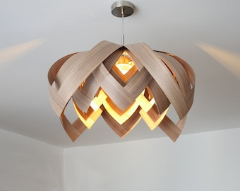 L18O 70-90 Suspension faite main en bois, placage de noyer. Lustre suspendu design plafonnier