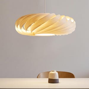 L06B, 80 cm, ręcznie robiona lampa wisząca z forniru brzozowego – żyrandol wiszący na suficie