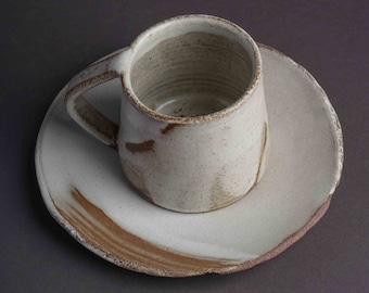 Taza de cerámica hecha a mano, taza de café de cerámica, juego de gres rústico, taza de té moderna, regalo de taza artesanal, platillo de taza único, taza de cerámica minimalista
