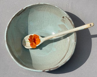 Ręcznie robiona miska ceramiczna, duży talerz do serwowania sałatek, rustykalne naczynie ceramiczne, zestaw misek z łyżkami, ceramiczna miska na owoce, wyjątkowy prezent do nowego domu
