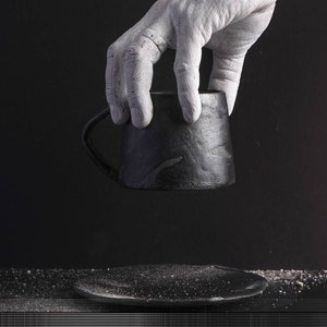 Schwarze Keramiktasse, handgemachte rustikale Keramiktasse, strukturierte Ton-Teetasse, dunkle Steinzeug-Kaffeetasse, japanischer Stil Wabi Sabi, Küchengeschenk