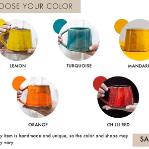 Puede incluir: Cinco tazas de cer&aacute;mica en diferentes colores: amarillo lim&oacute;n, turquesa, naranja mandarina, naranja y rojo chile. Las tazas son hechas a mano y &uacute;nicas, por lo que el color y la forma pueden variar ligeramente. El texto "CHOOSE YOUR COLOR" est&aacute; en la parte superior de la imagen. El texto "SAGA POTTERY" est&aacute; en la parte inferior de la imagen.