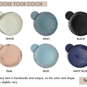 Puede incluir: Seis platos de cer&aacute;mica en diferentes colores: blanco, gris, negro, rosa, azul y azul marino. Los platos son hechos a mano y &uacute;nicos, por lo que el color y la forma pueden variar ligeramente. El texto "CHOOSE YOUR COLOR" est&aacute; en la parte superior de la imagen. El texto "Every item is handmade and unique, so the color and shape may slightly vary" est&aacute; en la parte inferior de la imagen. El texto "SAGA POTTERY" est&aacute; en la parte inferior derecha de la imagen.