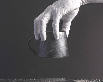 Ręcznie robiony zestaw kubków ceramicznych, czarny ceramiczny kubek do kawy ze spodkiem, czarno-biały, minimalistyczny design