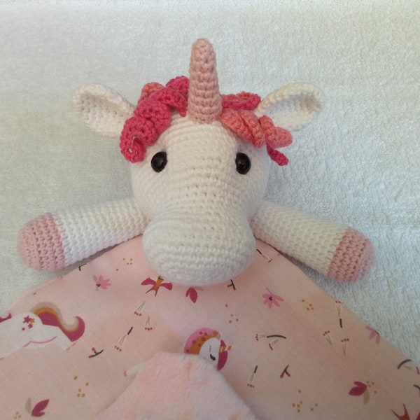 Doudou licorne au crochet et tissu Minky