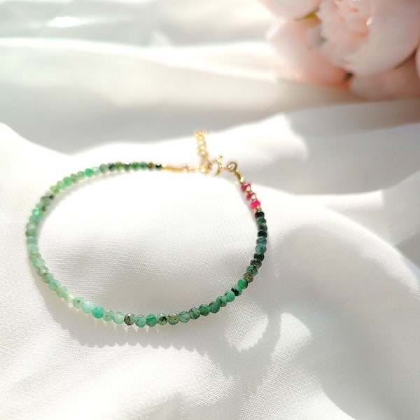 Zartes Smaragd Armband mit Rubin Perlen, Mai Juli Geburtsstein Schmuck, Smaragd mit Farbverlauf, Dünnes Stapel Armband
