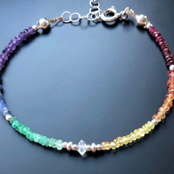 Chakra Regenbogen Armband mit Farbverlauf, Stapelarmband mit Geburtssteinen Mondstein, Smaragd Rubin Saphir, Schmuck Geschenke für Frauen