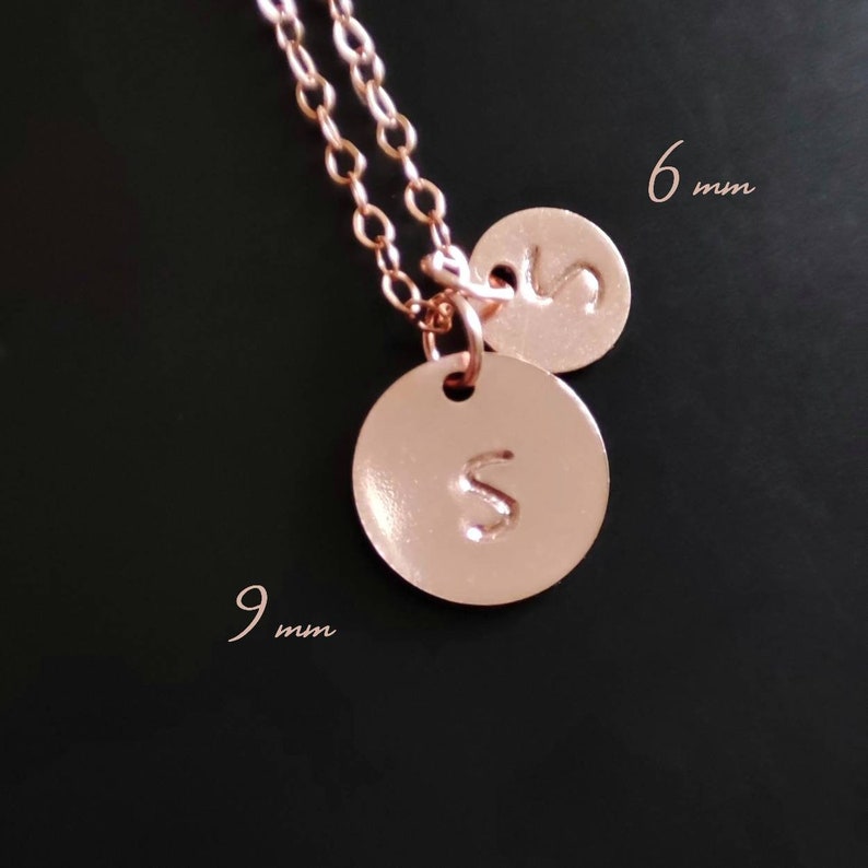 Plättchen Anhänger für Kette, Gehämmerte Buchstaben, Initialen Schmuck Geschenke Bild 4