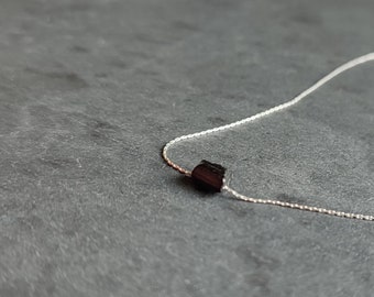 Minimalistische 925 Sterling Silber Halskette mit schwarzem Turmalin Rohstein Anhänger, Oktober Geburtssteinkette