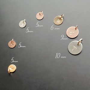 Plättchen Anhänger für Kette, Gehämmerte Buchstaben, Initialen Schmuck Geschenke